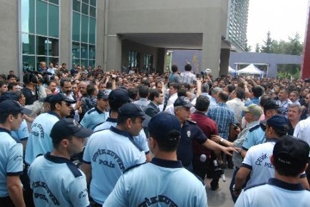 Sanayi esnafının protestosunda gerginlik yaşandı, ödeme kolaylığı sözü verildi