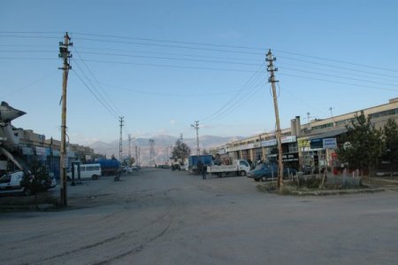 Sanayi sitesi esnafı, elektrik direği sorununun çözülmesini bekliyor