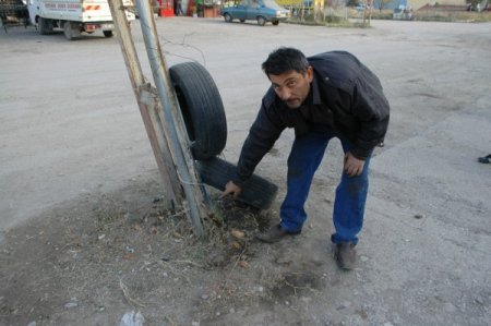 Sanayi sitesi esnafı, elektrik direği sorununun çözülmesini bekliyor