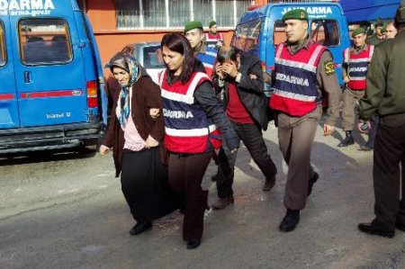 Sandık Operasyonunda Gözatına Alınan Kadın Zanlı Muhabire Saldırdı