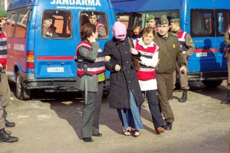 Sandık Operasyonunda Gözatına Alınan Kadın Zanlı Muhabire Saldırdı