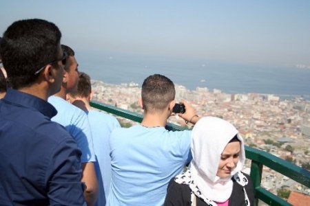 Şanlıurfa polisi 40 öğrenciye İzmir'i gezdirdi