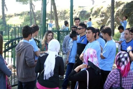 Şanlıurfa polisi 40 öğrenciye İzmir'i gezdirdi