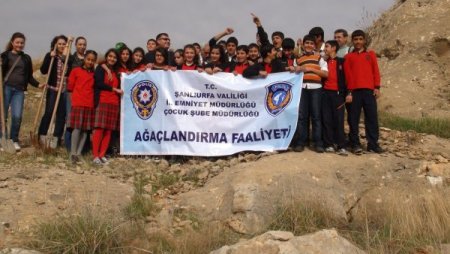 Şanlıurfa'da öğrenciler fidanları toprakla buluşturdu