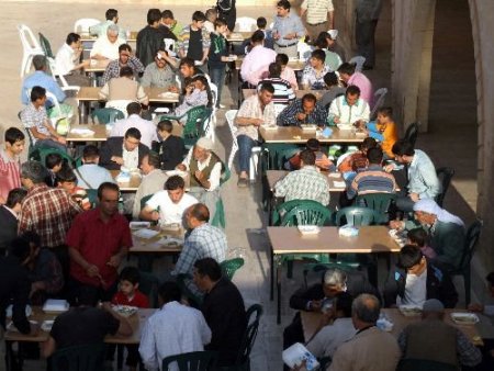 Şanlıurfa'da Şafak Vakti 10 Binlerce İnsana Tirit Dağıtıldı