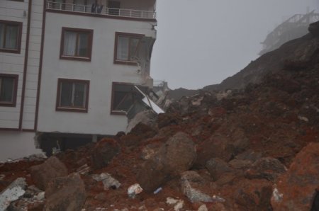 Şanlıurfa'da yağış nedeniyle binanın istinat duvarı yıkıldı
