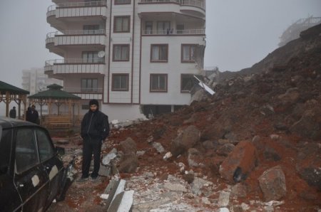 Şanlıurfa'da yağış nedeniyle binanın istinat duvarı yıkıldı