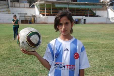 Şanlıurfalı minik Mine, Messi’yi aratmıyor