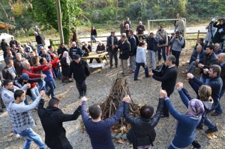 Sapanca Gölü çevresine taşocağı açma çalışmalarına tulumlu, klarnetli tepki