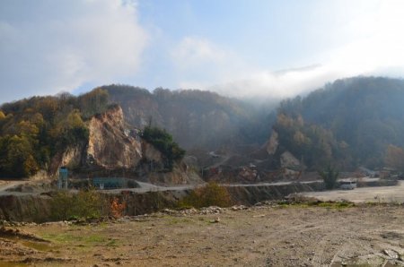 Sapanca Gölü çevresine taşocağı açma çalışmalarına tulumlu, klarnetli tepki