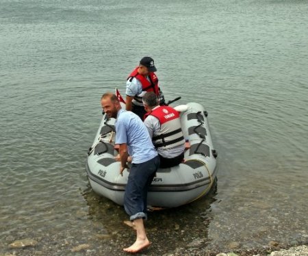 Sapanca Gölü'nde botla sürüklenen kişi, polis botuyla kurtarıldı