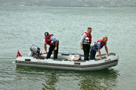 Sapanca Gölü'nde botla sürüklenen kişi, polis botuyla kurtarıldı