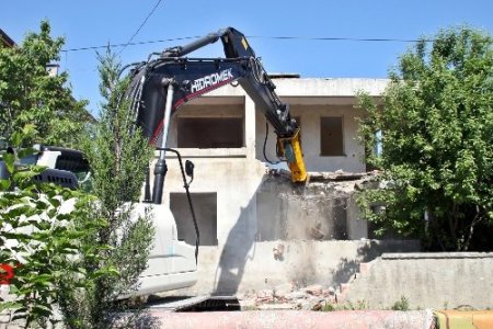 Sapanca'da kentsel dönüşüm kapsamında 4 ev yıkıldı