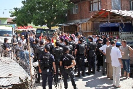 Sapanca'da kentsel dönüşüm kapsamında 4 ev yıkıldı