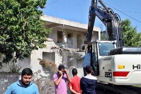 Sapanca'da kentsel dönüşüm kapsamında 4 ev yıkıldı