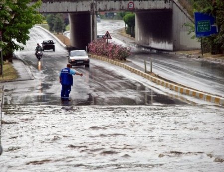 Sapanca'da sağnak yağış