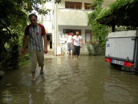Sapanca'da Şiddetli Yağış Sonucu Evleri Su Bastı