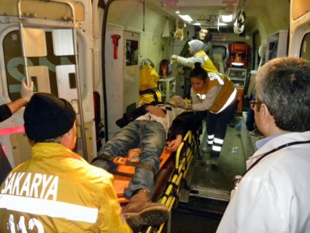 Sapanca'da Trafik Kazası: 3 Yaralı