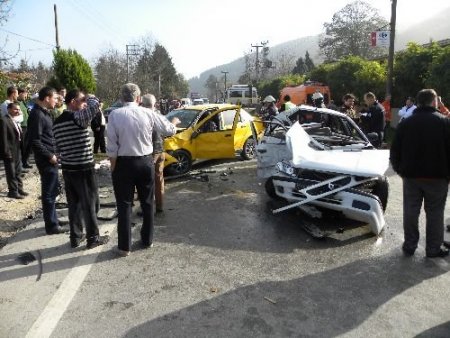 Sapanca'da Trafik Kazası: 5 Yaralı