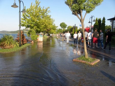 Sapanca'da Yürüyüş Alanlarının Bir Bölümü Su Altında Kaldı