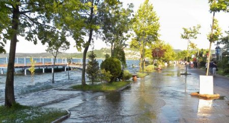 Sapanca'da Yürüyüş Alanlarının Bir Bölümü Su Altında Kaldı