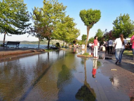 Sapanca'da Yürüyüş Alanlarının Bir Bölümü Su Altında Kaldı