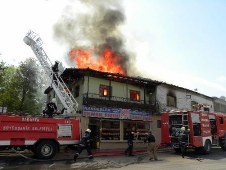 Sapanca'daki Yangında 2i Ahşap Ev Alevlere Teslim Oldu