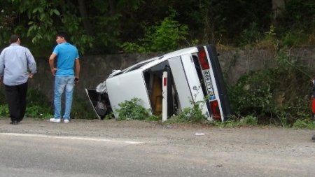 Şarampole devrilen otomobilde 4 kişi yaralandı