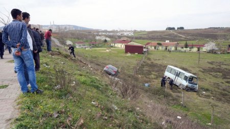 Şarampole yuvarlanan araçtan sağ çıktılar