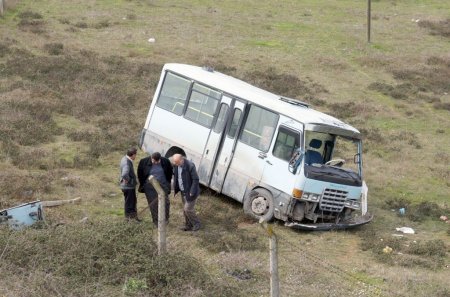 Şarampole yuvarlanan araçtan sağ çıktılar