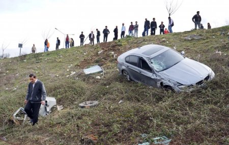 Şarampole yuvarlanan araçtan sağ çıktılar