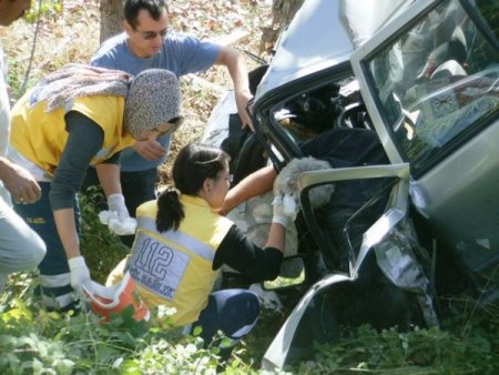Şarampole yuvarlanan otomobilin sürücüsü güçlükle çıkarıldı