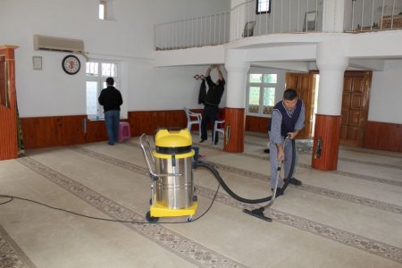 Sarıçam'da camileri belediyenin kurduğu ekip temizliyor