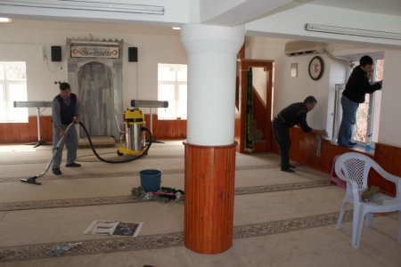 Sarıçam'da camileri belediyenin kurduğu ekip temizliyor