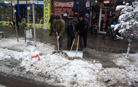 Sarıkamış Bayraklı Kayak Merkezi'nde kar kalınığı 125 santimetre
