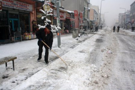 Sarıkamış Bayraklı Kayak Merkezi'nde kar kalınığı 125 santimetre