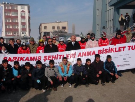 Sarıkamış şehitleri için sporcular eksi 20 derece soğukta pedal çeviriyor