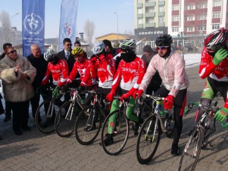 Sarıkamış şehitleri için sporcular eksi 20 derece soğukta pedal çeviriyor