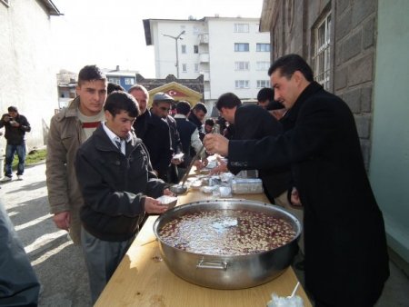 Sarıkamış'ta 2 bin kişiye aşure dağıtıldı