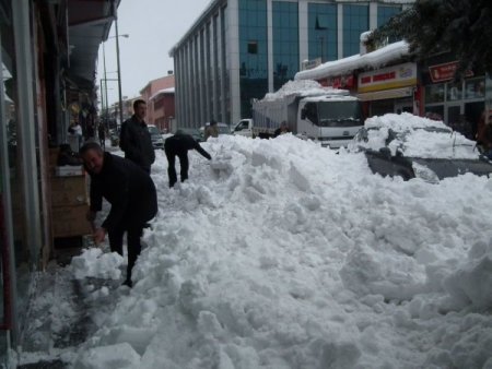 Sarıkamış'ta araçlar kar altında kaldı