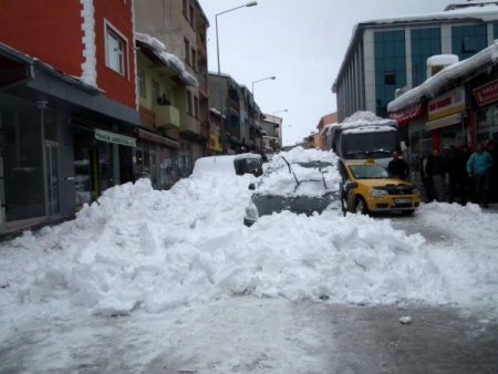 Sarıkamış'ta araçlar kar altında kaldı