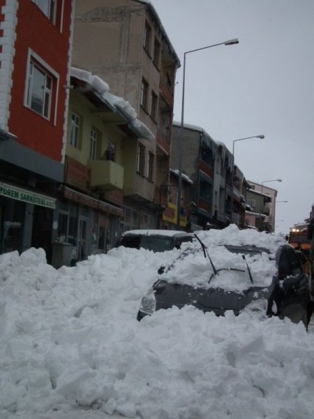 Sarıkamış'ta araçlar kar altında kaldı