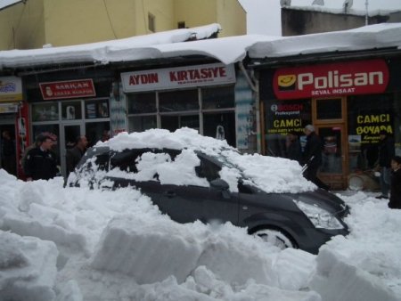 Sarıkamış'ta araçlar kar altında kaldı