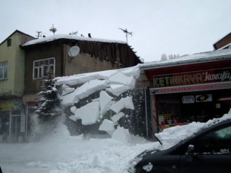 Sarıkamış'ta araçlar kar altında kaldı