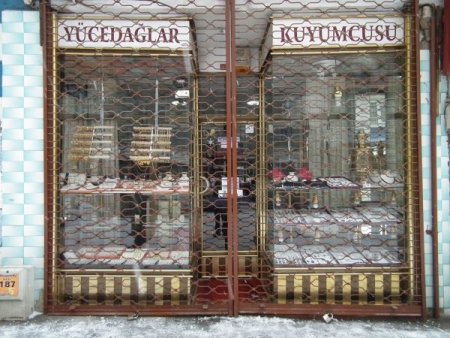 Sarıkamış'ta Cuma Namazı İçin Kepenk Kapama Geleneği Devam Ediyor