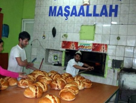 Sarıkamış'ta Ekmek Fırını Açılışında Vatandaşlara Hamsili Ekmek İkram Edildi