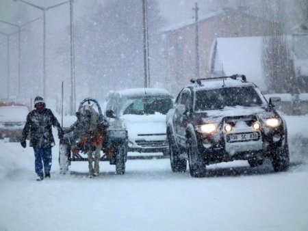 Sarıkamış’ta kar ve tipi hayatı olumsuz etkiliyor