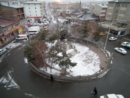 Sarıkamış'ta kar yağışı etkili oluyor