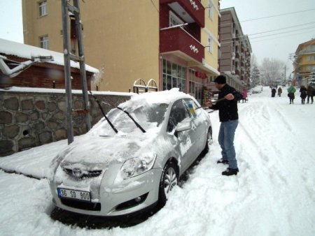 Sarıkamış'ta kar yağışı etkili oluyor