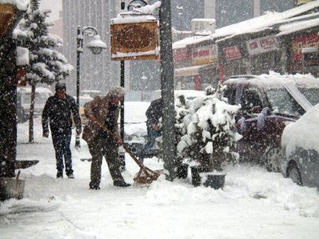 Sarıkamış'ta kar yağışı etkili oluyor